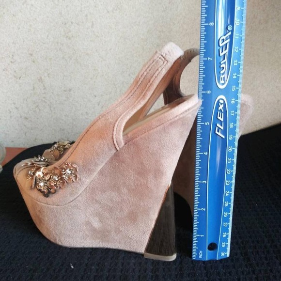 Wild pair beige platform shoes with flowers and golden details. Size 6.5 - Picture 9 of 13